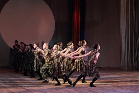 Orisanla's Dance: A Rhythmic Explosion of Terracotta and Spirit!