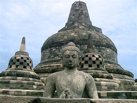 The Dhammacakka Stupa: A Monumental Fusion of Spiritual and Architectural Prowess!