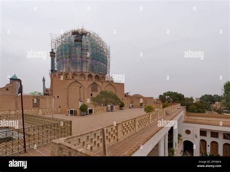 The Great Mosque of Isfahan: A Labyrinthine Tapestry of Turquoise and Crimson!