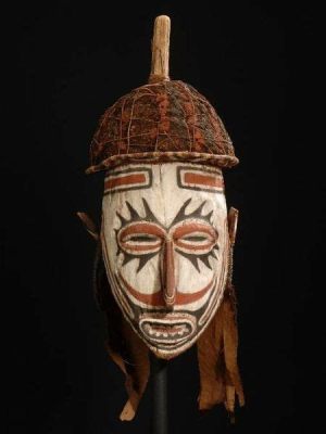 The Ndoro Mask - A Symbolic Ode to Ancestors and Echoes of Forgotten Rituals!