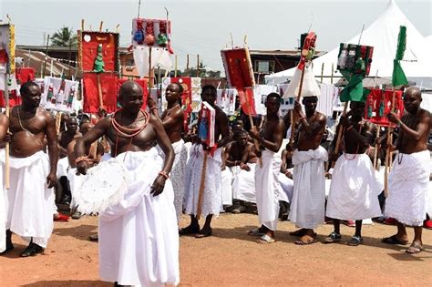 The Oba's Arrival A Tapestry of Power and Ceremonial Splendor!