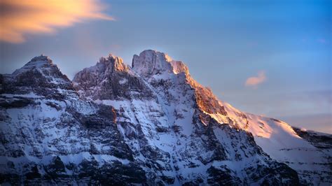 “The Spirit of the Mountain” A Breathtaking Interplay of Nature and Humanity Through Expressive Brushstrokes!